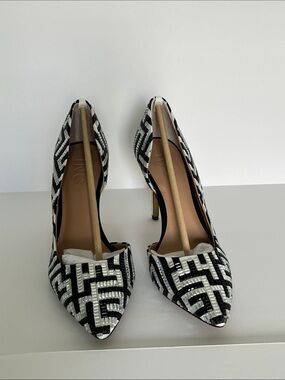 NEW INC International Concepts Black & Silver Maze Heels